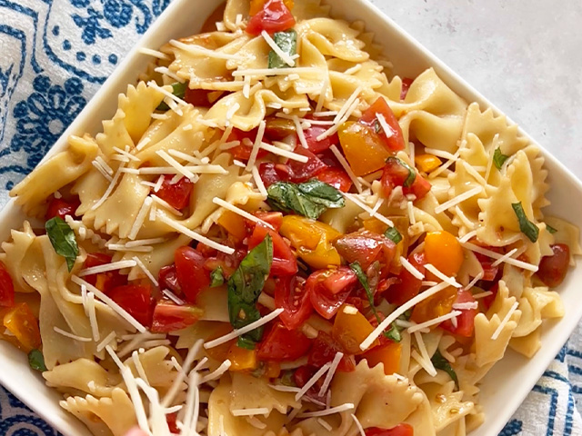 Bowtie noodles mixed and topped with tomatoes, basil and parmesan.