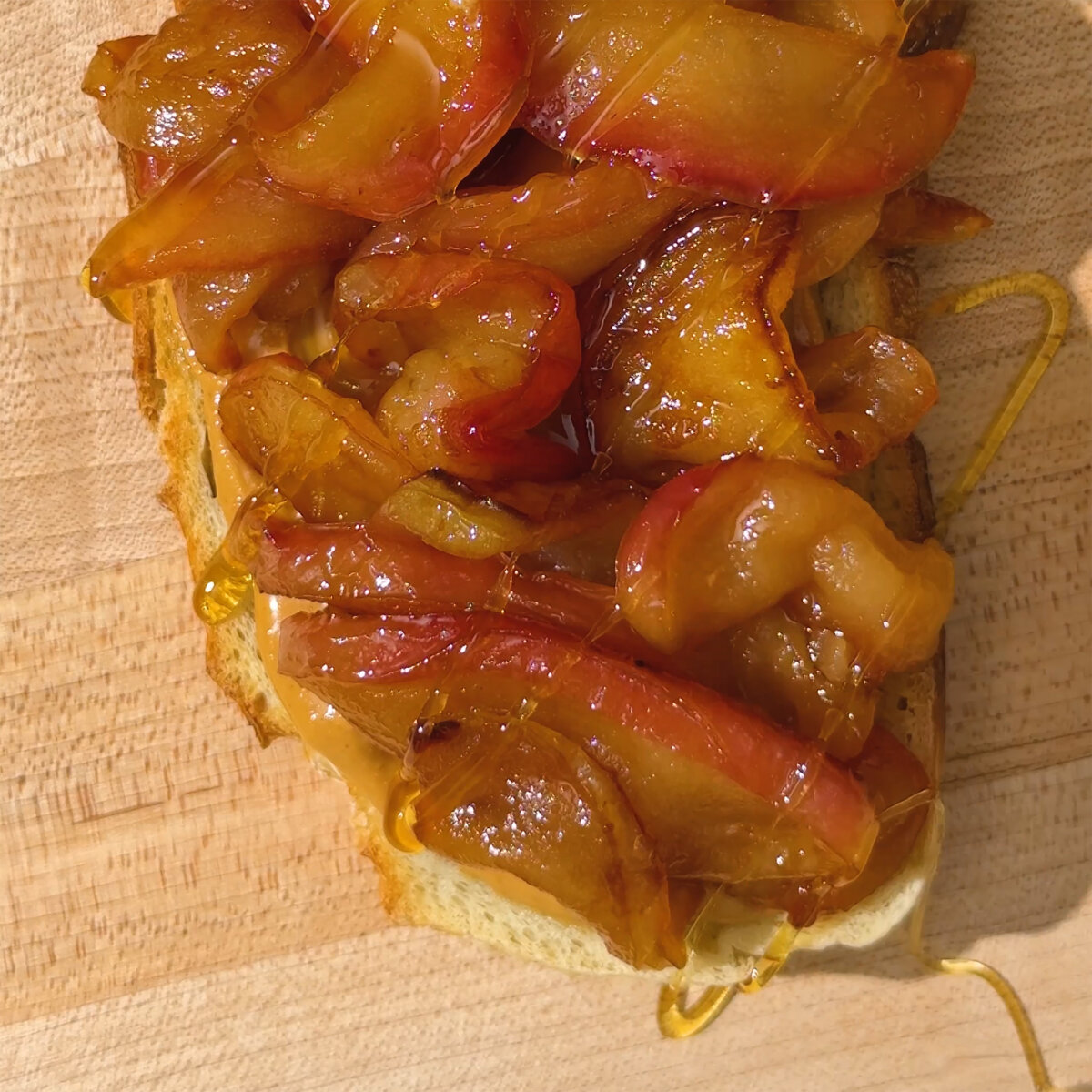 Cinnamon apple toast topped with warm cinnamon-spiced apples.